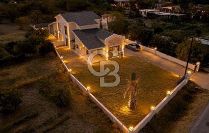 URLA ZEYTİNLER’DE DOĞA İÇİNDE 750 M² BAHÇELİ TAŞ VİLLA