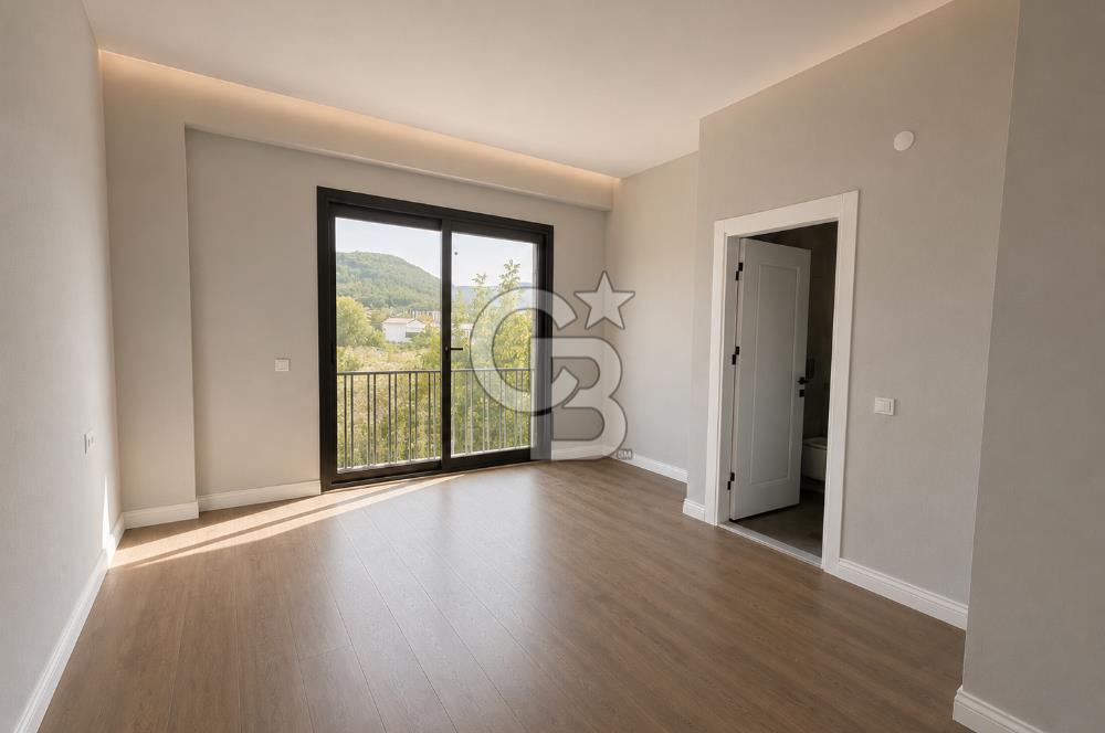 URLA ZEYTİNLER’DE DOĞA İÇİNDE 750 M² BAHÇELİ TAŞ VİLLA
