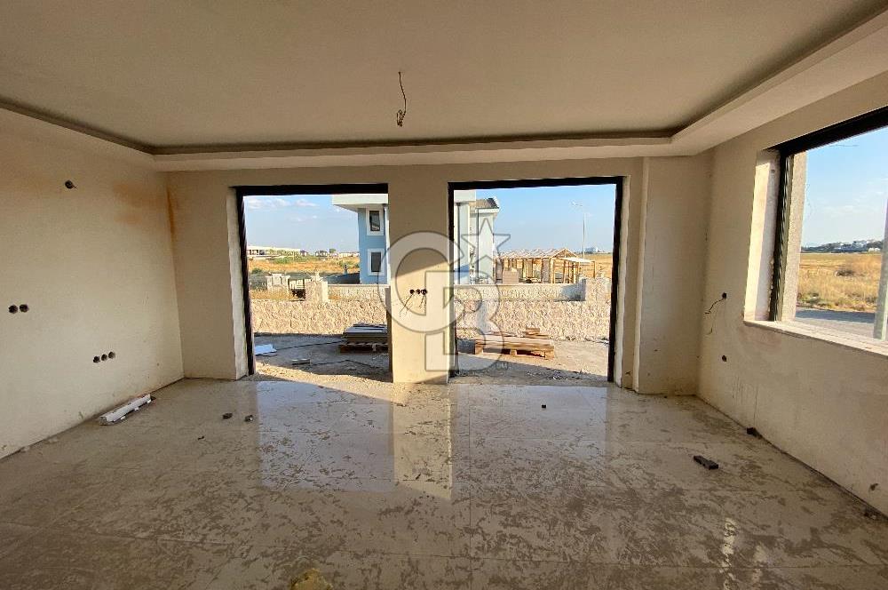 Ayvalık Küçükköy'de Havuzlu Butik Sitede Satılık 5+2 Taş Villa