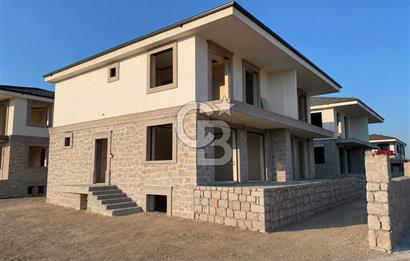 Ayvalık Küçükköy'de Havuzlu Butik Sitede Satılık 5+2 Taş Villa