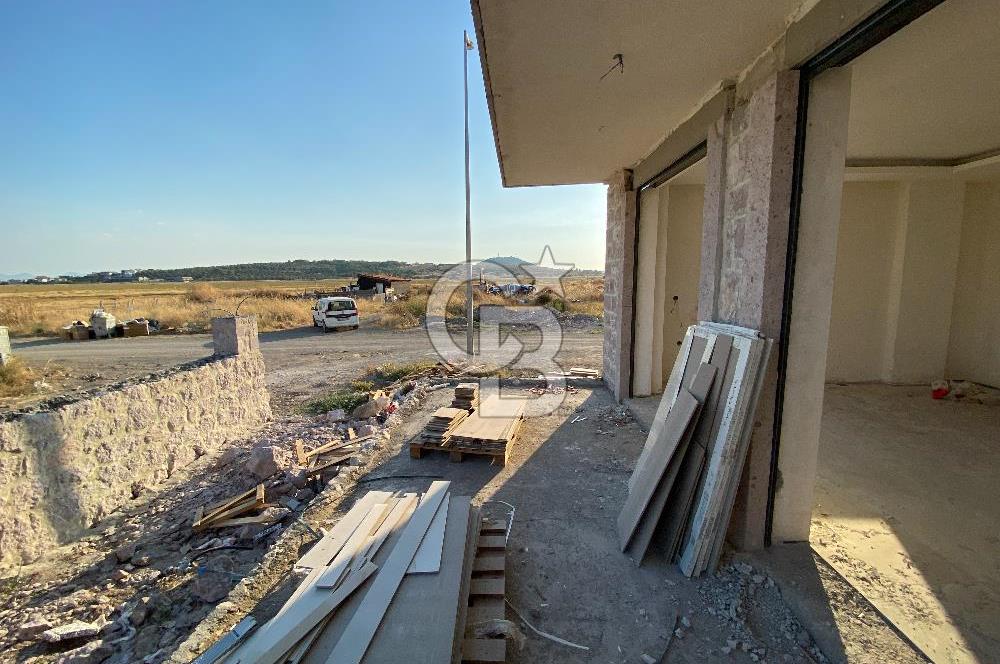 Ayvalık Küçükköy'de Havuzlu Butik Sitede Satılık 5+2 Taş Villa