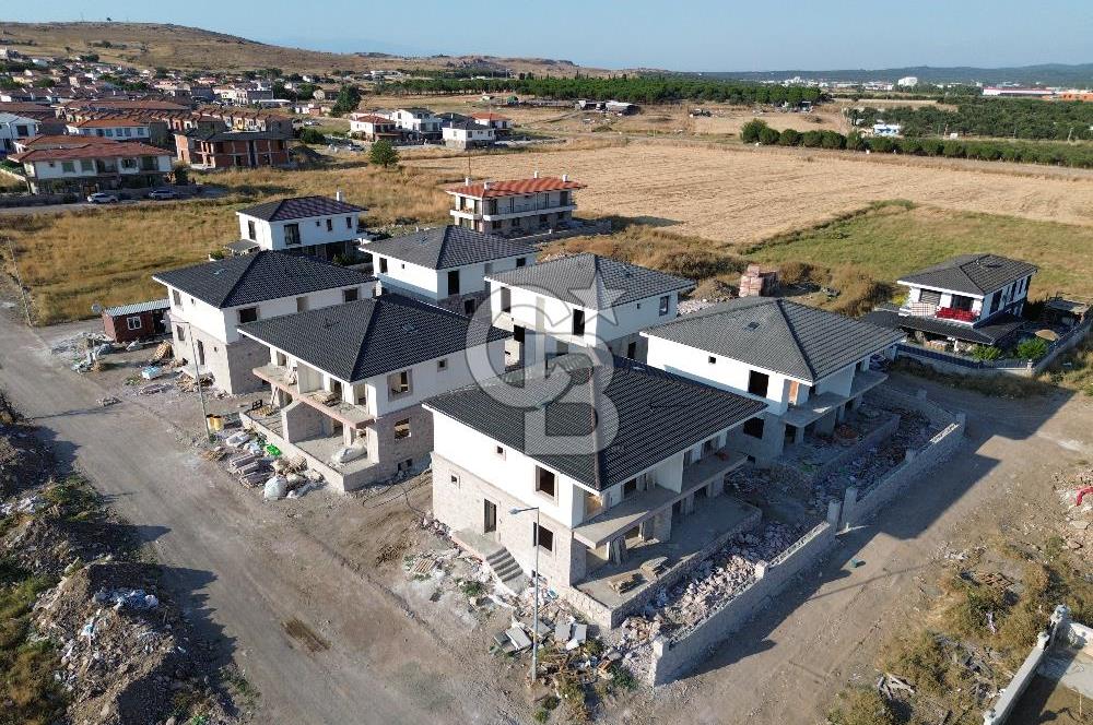 Ayvalık Küçükköy'de Havuzlu Butik Sitede Satılık 5+2 Taş Villa