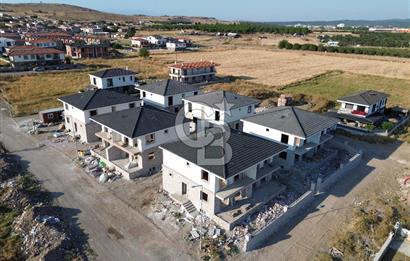 Ayvalık Küçükköy'de Havuzlu Butik Sitede Satılık 5+2 Taş Villa