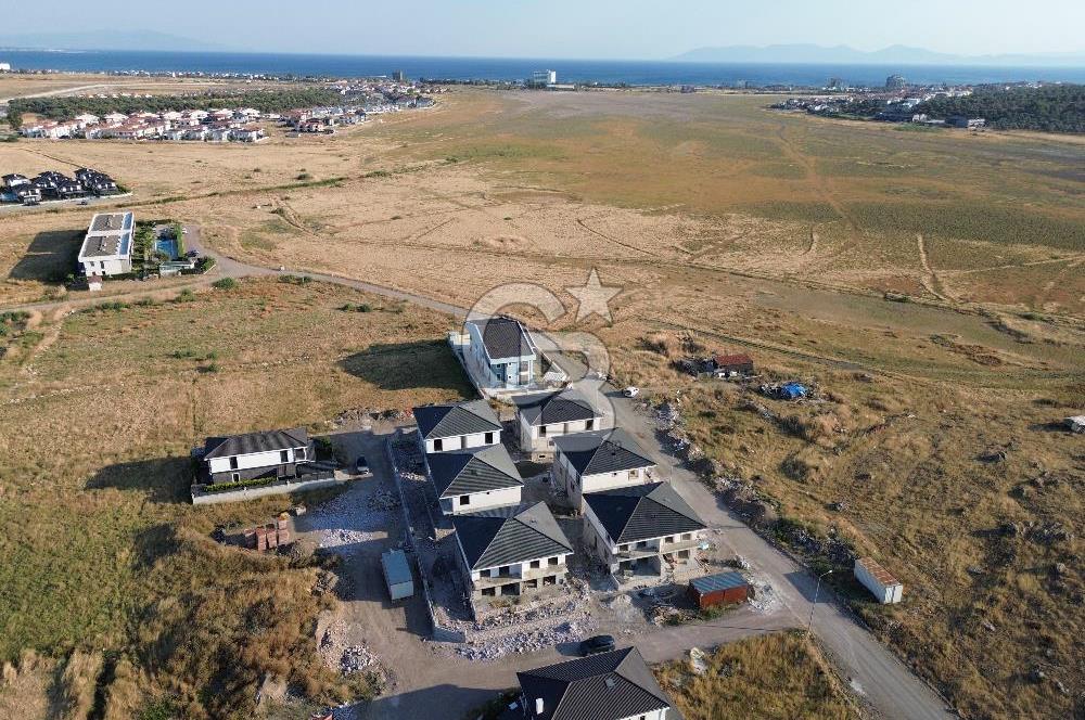 Ayvalık Küçükköy'de Havuzlu Butik Sitede Satılık 5+2 Taş Villa