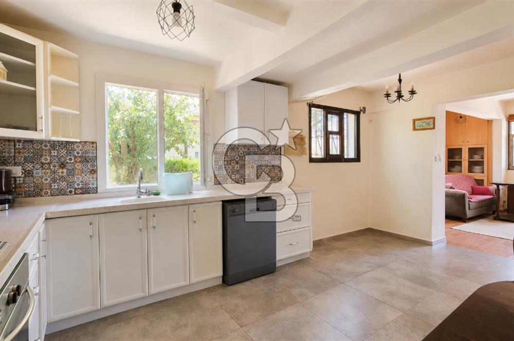 Cunda Merkez'e Yürüme Mesafesinde Deniz Manzaralı 3+2 Villa