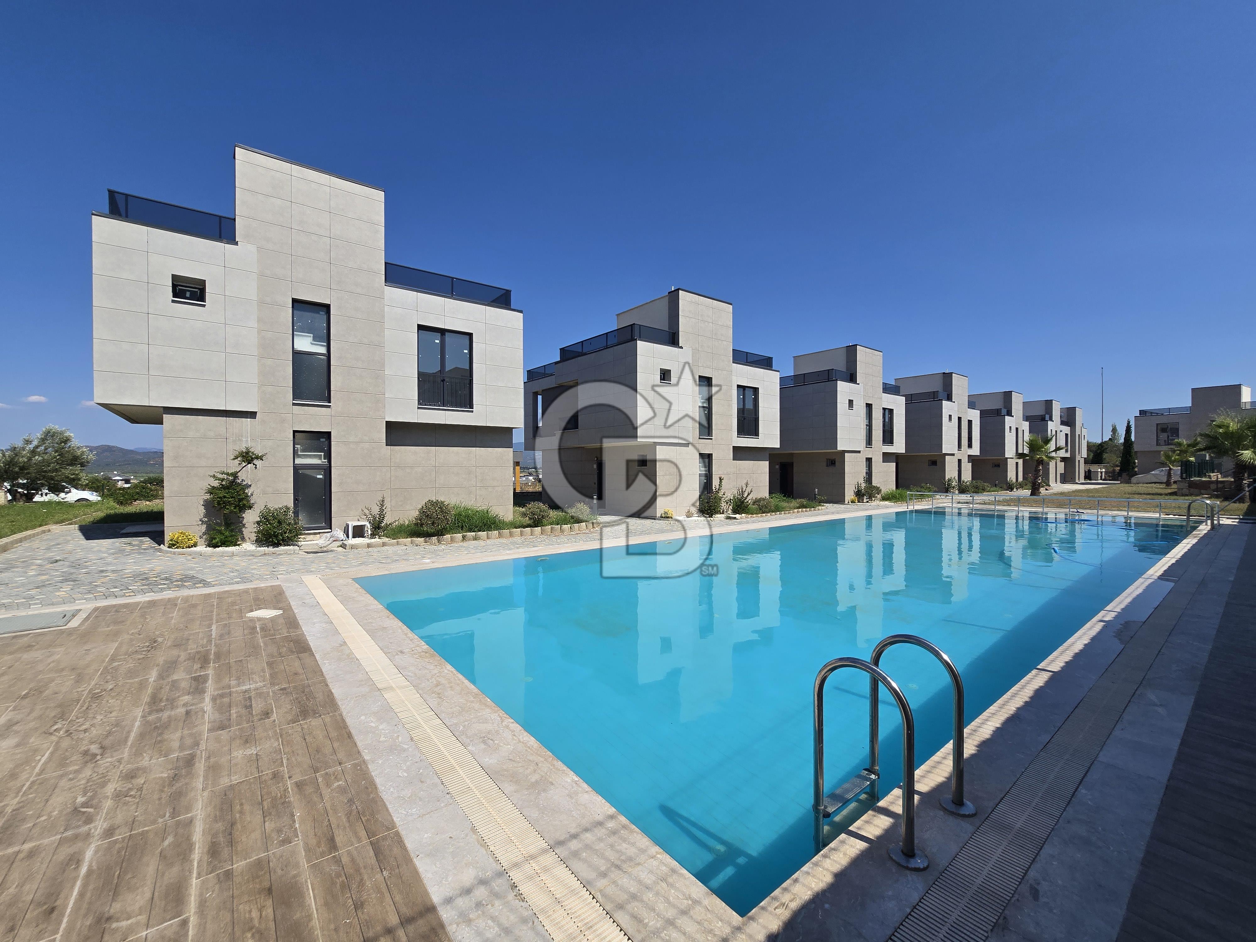 Gömeç Sahilde Denize 300m Havuzlu Sitede Satılık 3+1 Lüks Villa