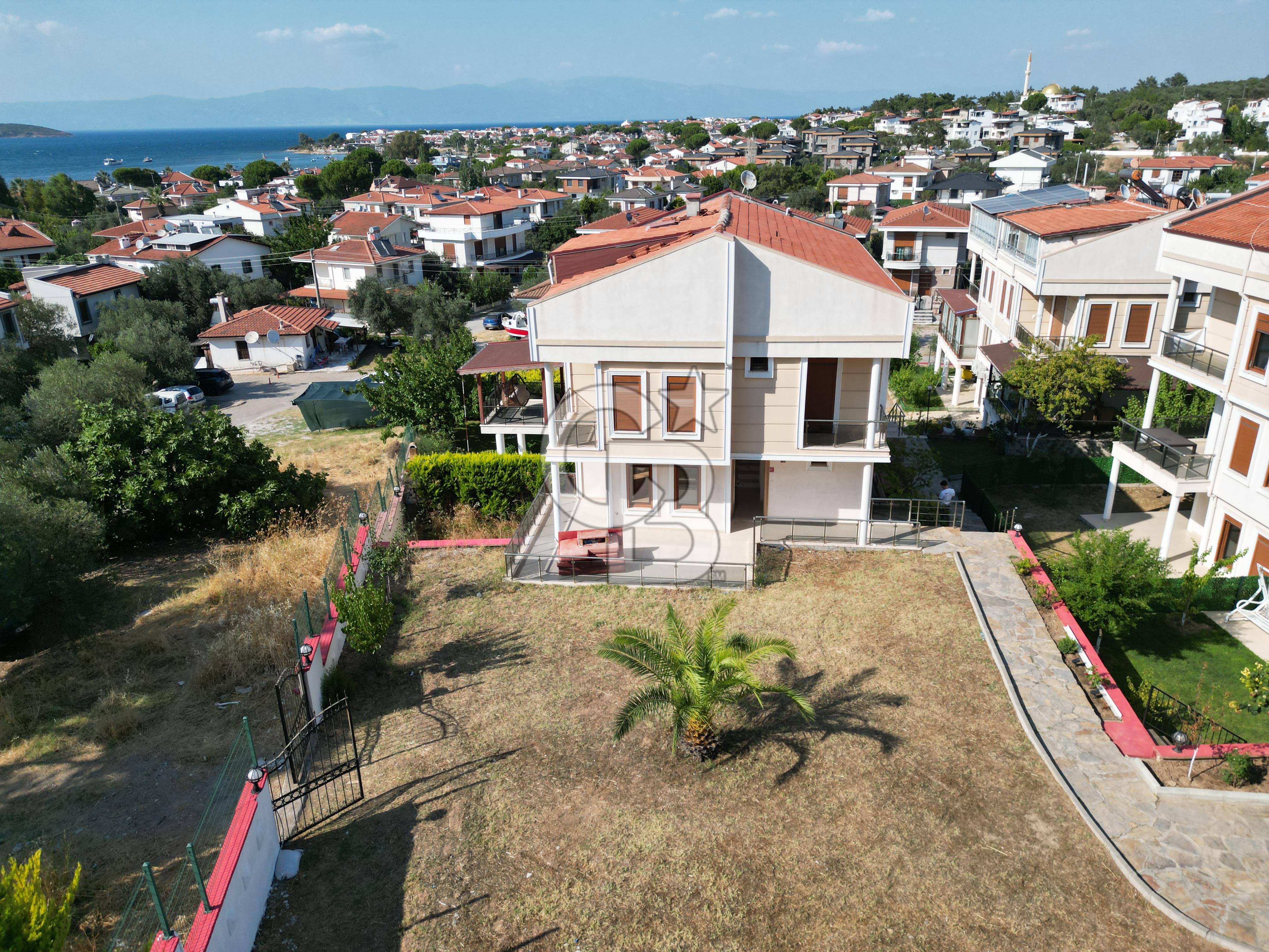 Ayvalık Sahil Kent Deniz Manzaralı Satılık 5+2 Tripleks Villa