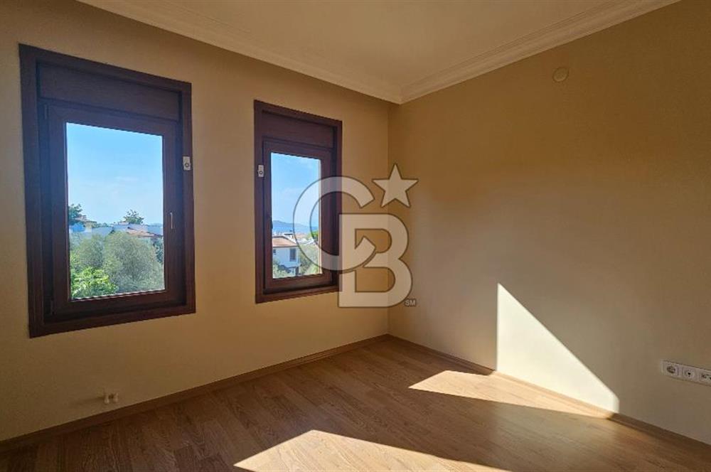 Ayvalık Sahil Kent Deniz Manzaralı Satılık 5+2 Tripleks Villa