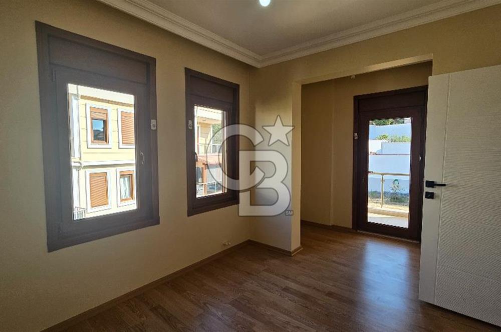 Ayvalık Sahil Kent Deniz Manzaralı Satılık 5+2 Tripleks Villa