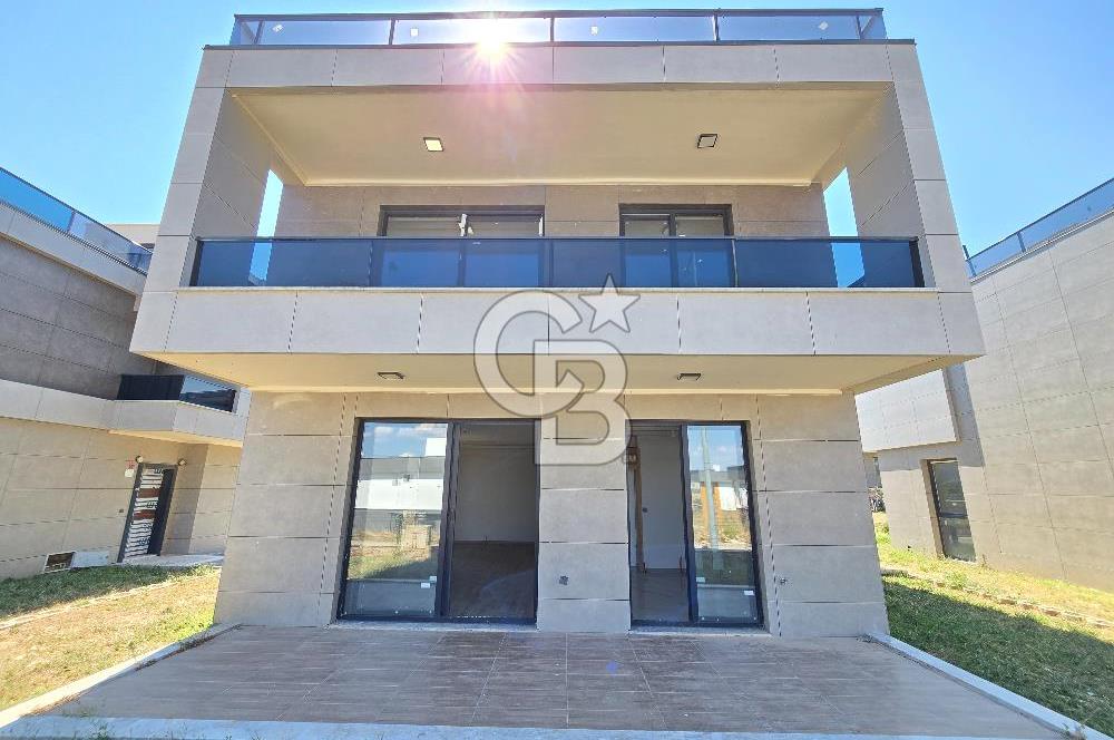 Gömeç Sahilde Denize 300m Havuzlu Sitede Satılık 3+1 Lüks Villa