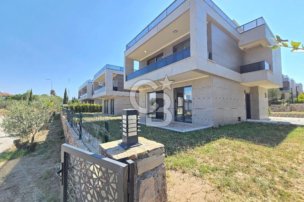 Gömeç Sahilde Denize 300m Havuzlu Sitede Satılık 3+1 Lüks Villa