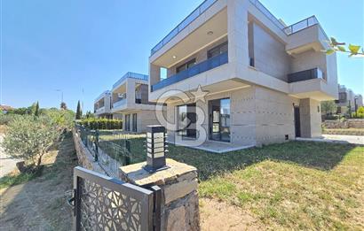 Gömeç Sahilde Denize 300m Havuzlu Sitede Satılık 3+1 Lüks Villa