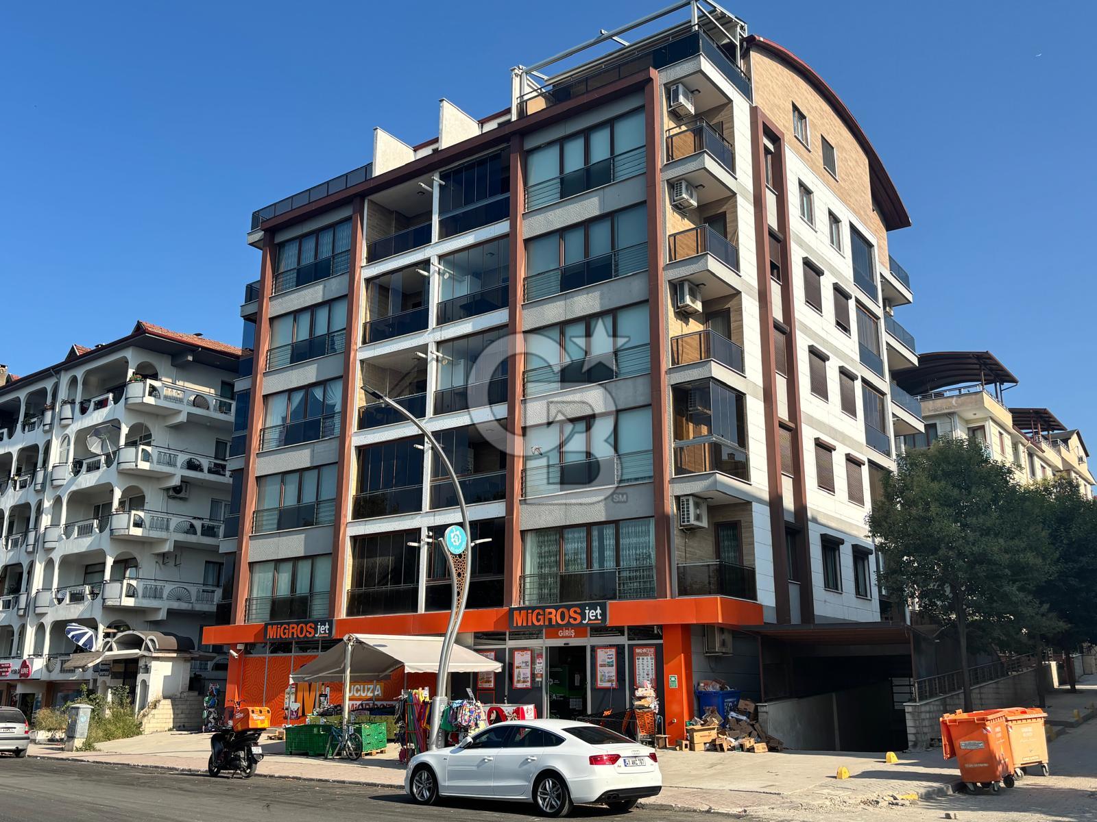 KARAMÜRSEL SAHİL'DE FULL EŞYALI ARA KAT 3+1 SATILIK DAİRE