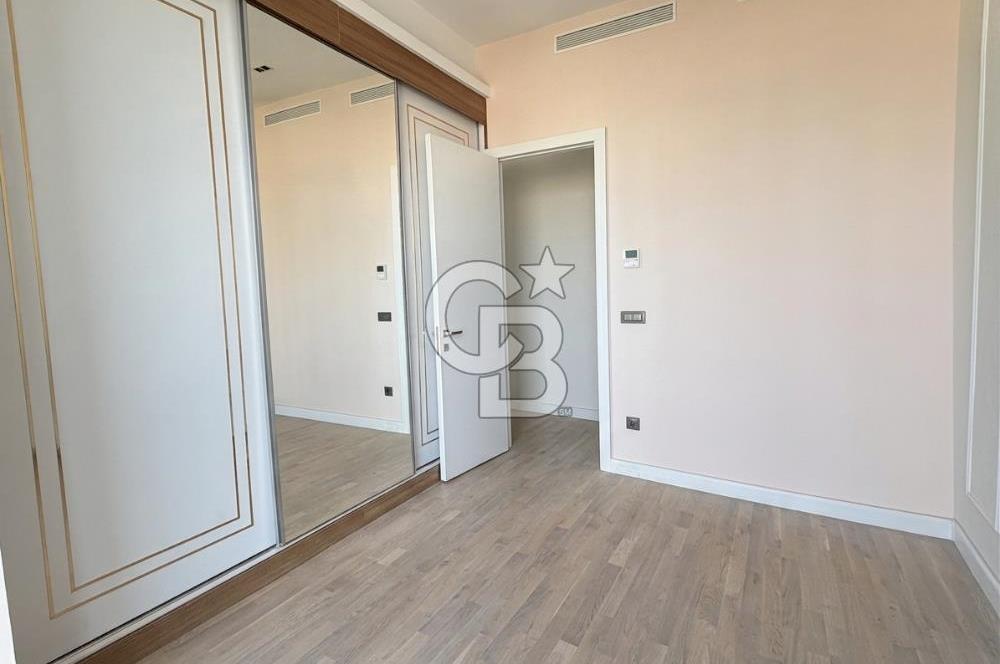 Ataşehir Metropol'de İFM Manzaralı Satılık 4+1 Balkonlu Daire
