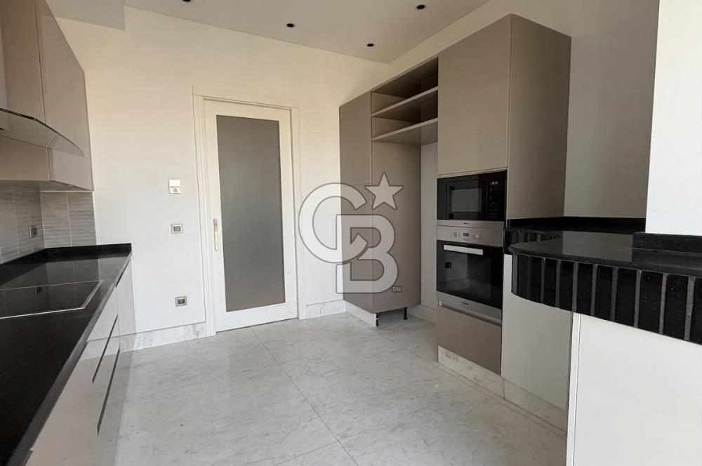 Ataşehir Metropol'de İFM Manzaralı Satılık 4+1 Balkonlu Daire