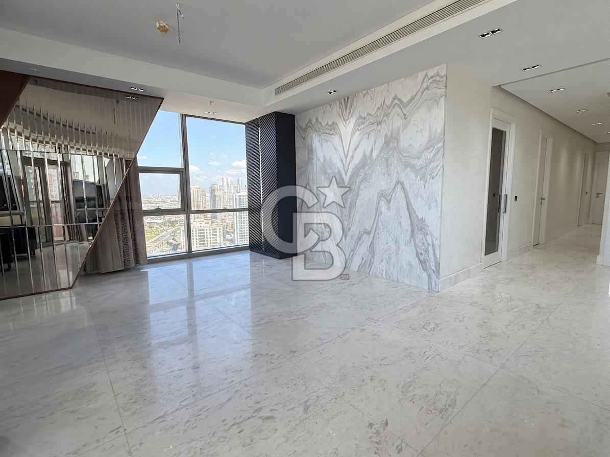 Ataşehir Metropol'de İFM Manzaralı Satılık 4+1 Balkonlu Daire