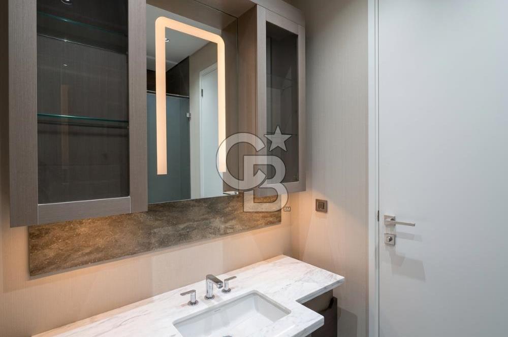 Ataşehir Metropol'de İFM Manzaralı Satılık 4+1 Balkonlu Daire