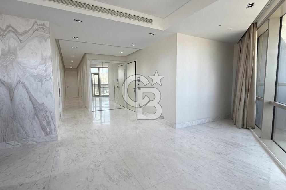 Ataşehir Metropol'de İFM Manzaralı Satılık 4+1 Balkonlu Daire