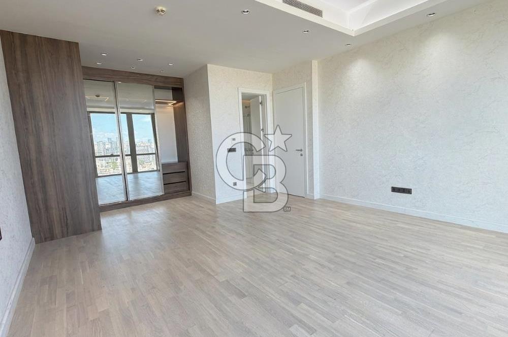 Ataşehir Metropol'de İFM Manzaralı Satılık 4+1 Balkonlu Daire