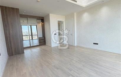 Ataşehir Metropol'de İFM Manzaralı Satılık 4+1 Balkonlu Daire