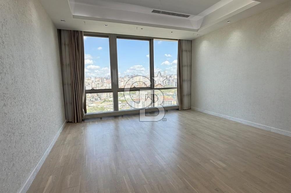 Ataşehir Metropol'de İFM Manzaralı Satılık 4+1 Balkonlu Daire