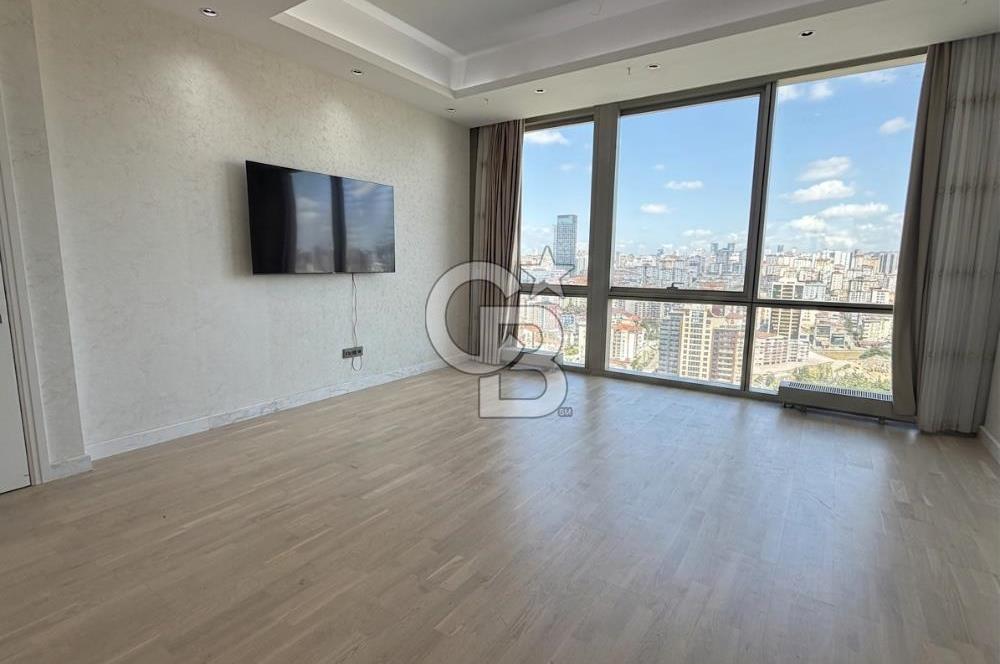 Ataşehir Metropol'de İFM Manzaralı Satılık 4+1 Balkonlu Daire