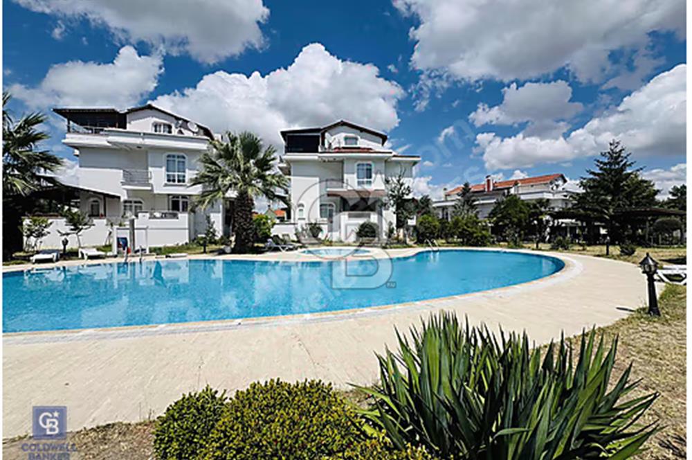 BEYLİKDÜZÜ GÜRPINAR'DA HAVUZLU SİTE İÇERİSİNDE SATILIK 6+2 VİLLA