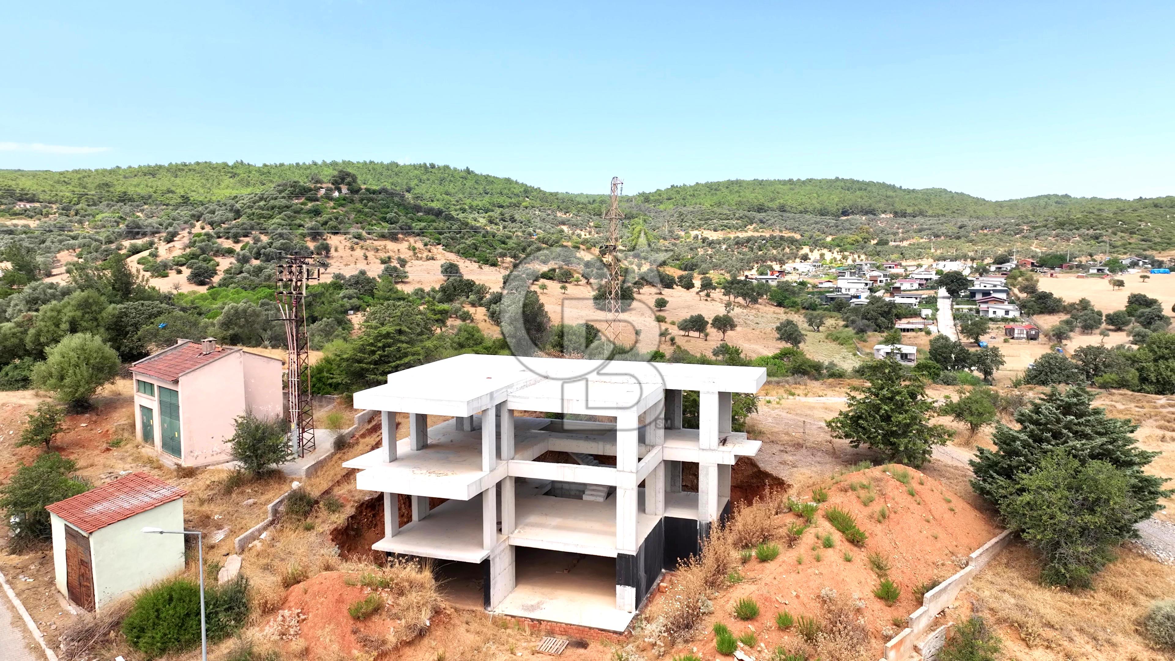 Güzelbahçe Çamlı 746m² Arsa Üzerinde Natamam 4+1 Villa Satılık
