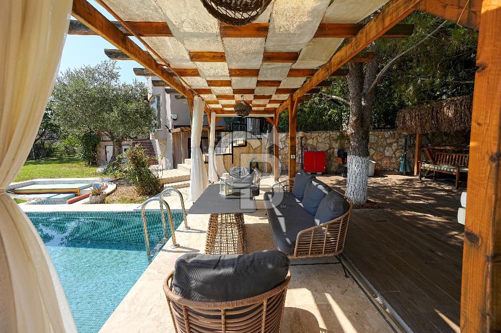 Urla Bademler'de Göl Manzaralı Doğa İçerisinde 5+1 Villa Satılık