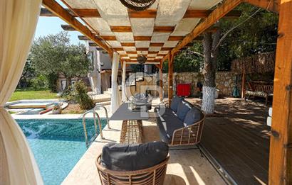 Urla Bademler'de Göl Manzaralı Doğa İçerisinde 5+1 Villa Satılık