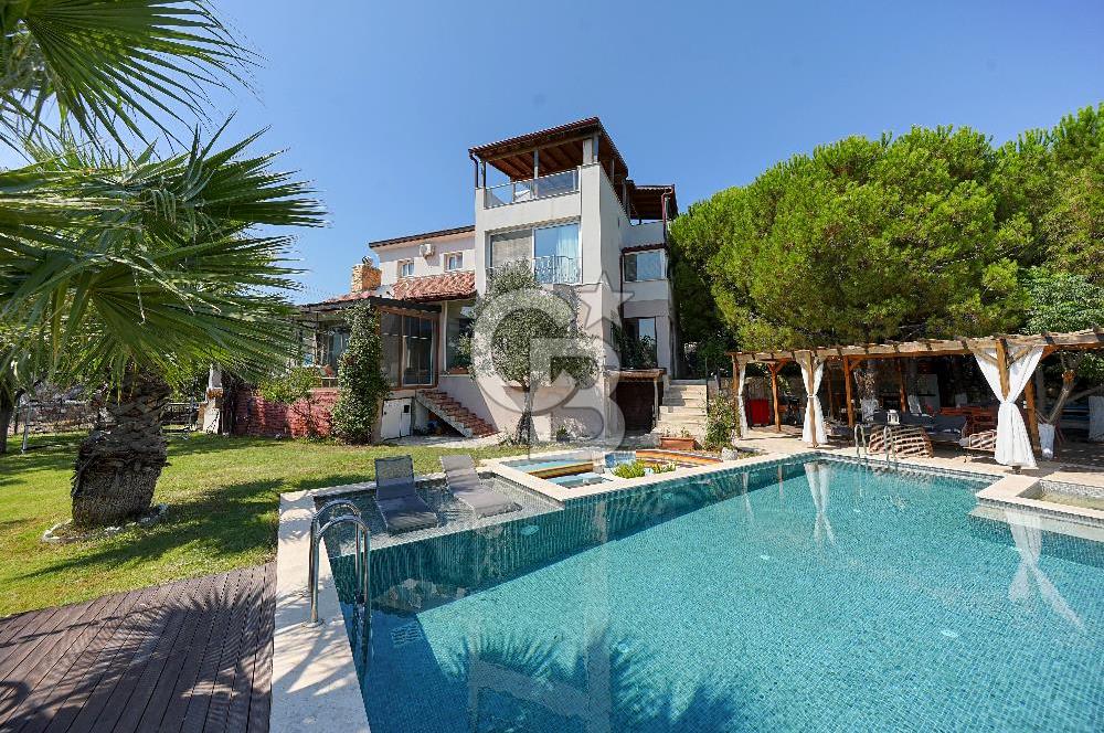 Urla Bademler'de Göl Manzaralı Doğa İçerisinde 5+1 Villa Satılık