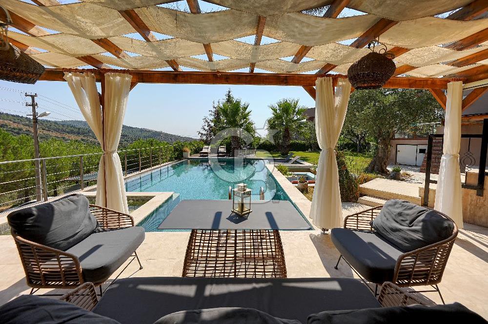 Urla Bademler'de Göl Manzaralı Doğa İçerisinde 5+1 Villa Satılık