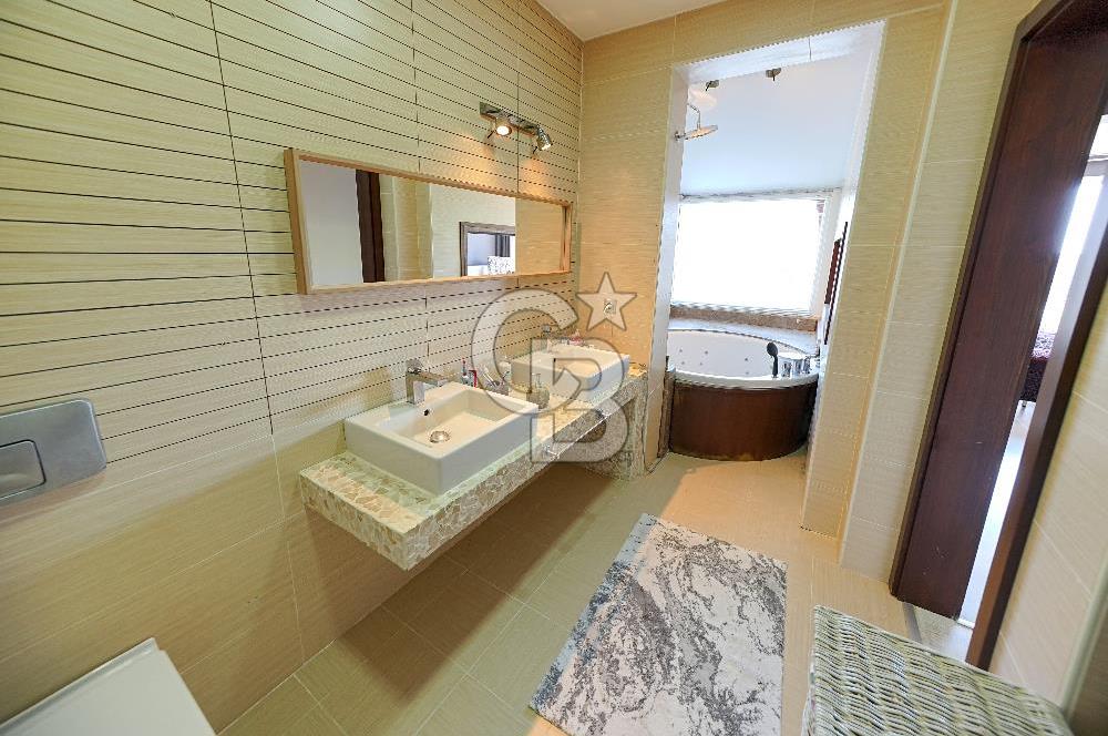 Urla Bademler'de Göl Manzaralı Doğa İçerisinde 5+1 Villa Satılık