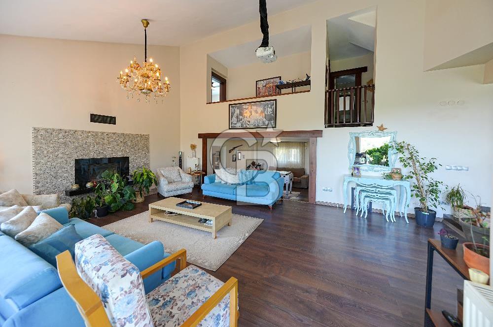 Urla Bademler'de Göl Manzaralı Doğa İçerisinde 5+1 Villa Satılık