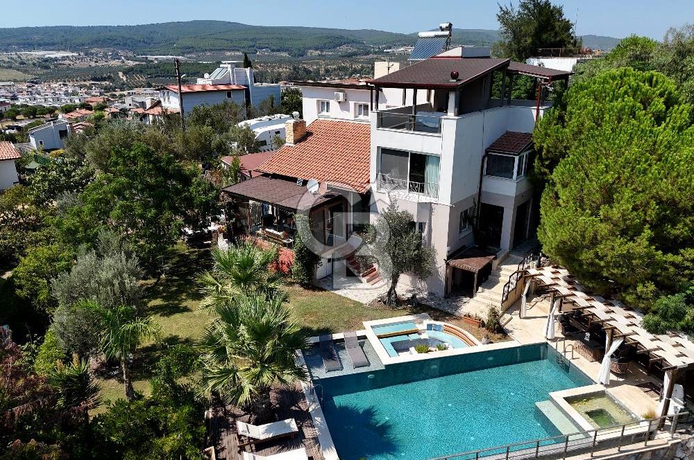 Urla Bademler'de Göl Manzaralı Doğa İçerisinde 5+1 Villa Satılık