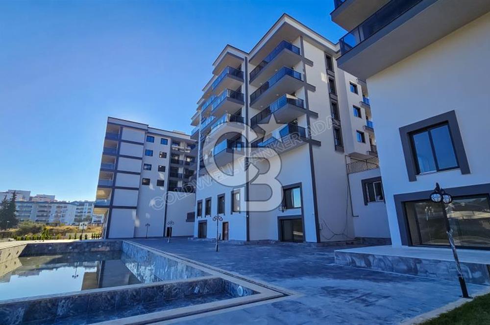 Kuşadası İkiçeşmelik te havuzlu sitede satılık 2+1 daire