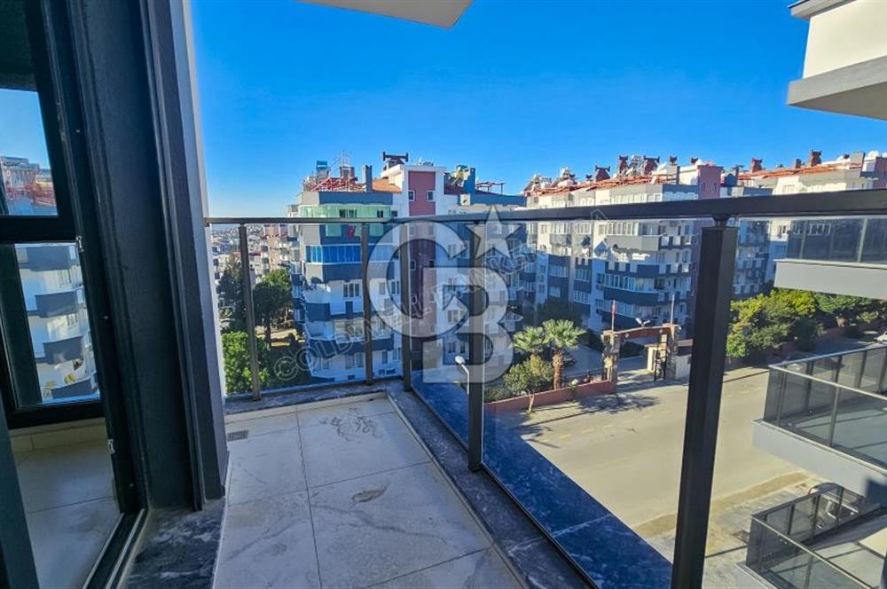Kuşadası İkiçeşmelik te havuzlu sitede satılık 2+1 daire