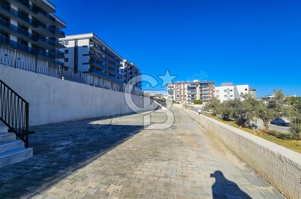 Kuşadası İkiçeşmelik te havuzlu sitede satılık 2+1 daire