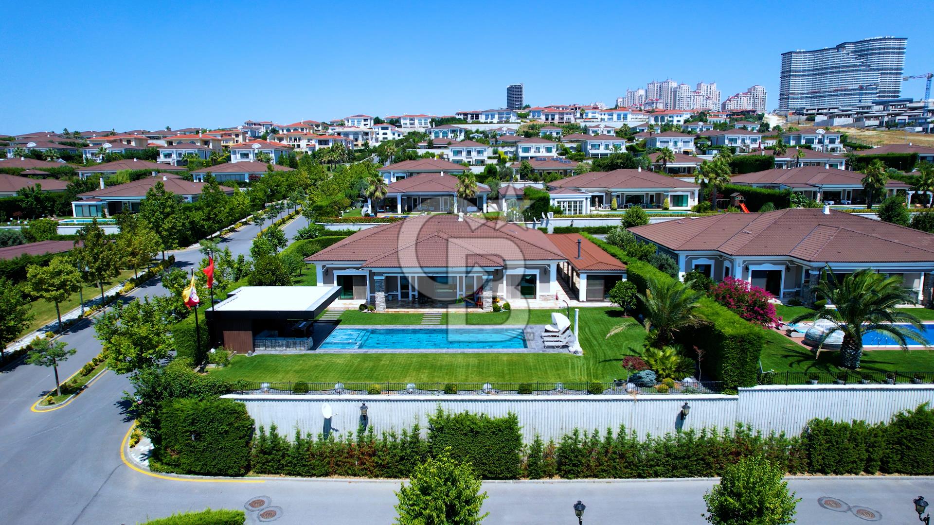 Pelican Ihlamur' da Köşe Konumda Satılık Tek Katlı Özel Villa
