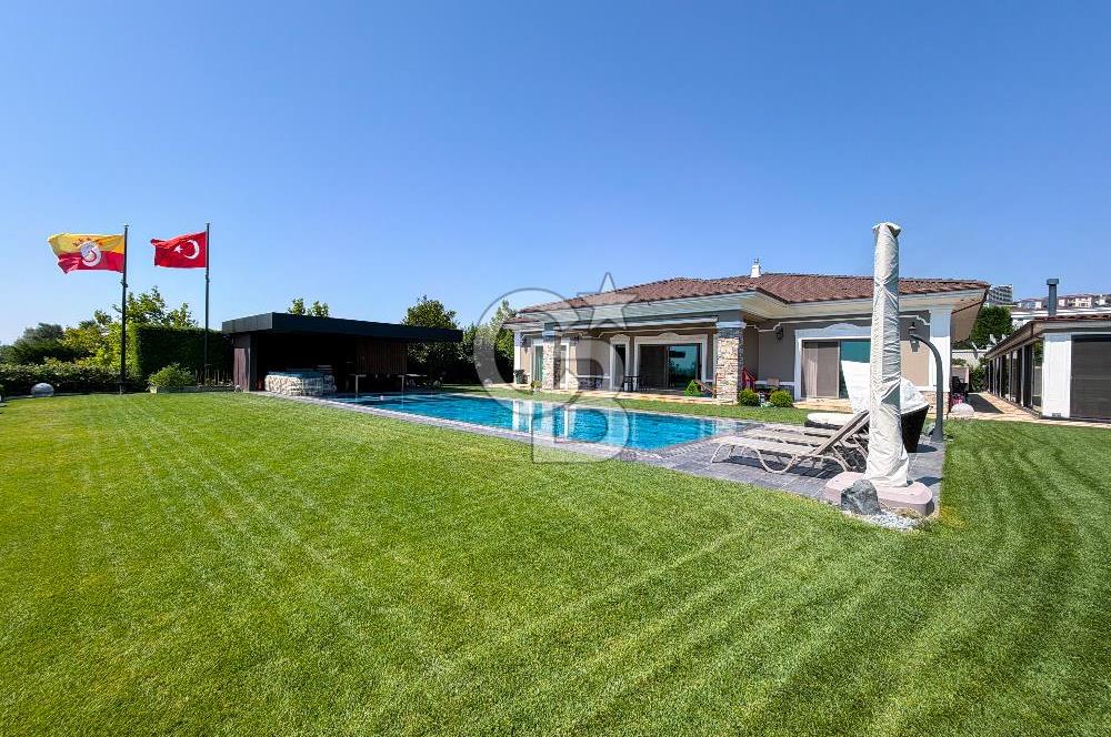 Pelican Ihlamur' da Köşe Konumda Satılık Tek Katlı Özel Villa