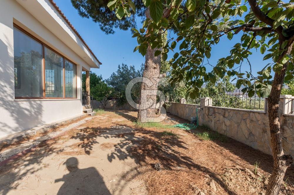 Emiralem'de Geniş Bahçeli Kiralık Müstakil Villa