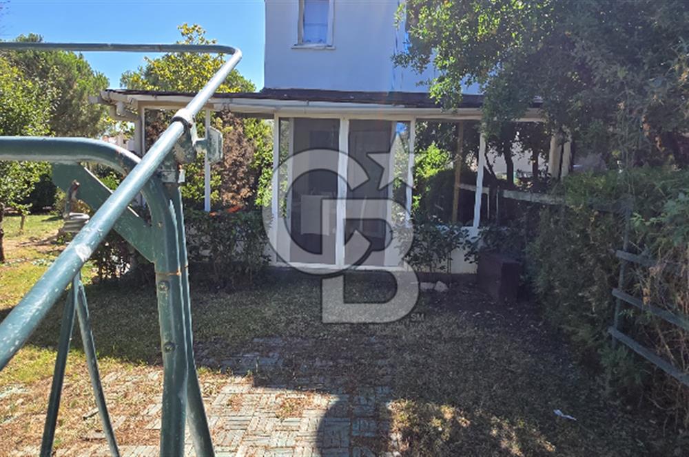 Cunda Üstünkent Sitesinde Özel Plajlı, Geniş Bahçeli Villa