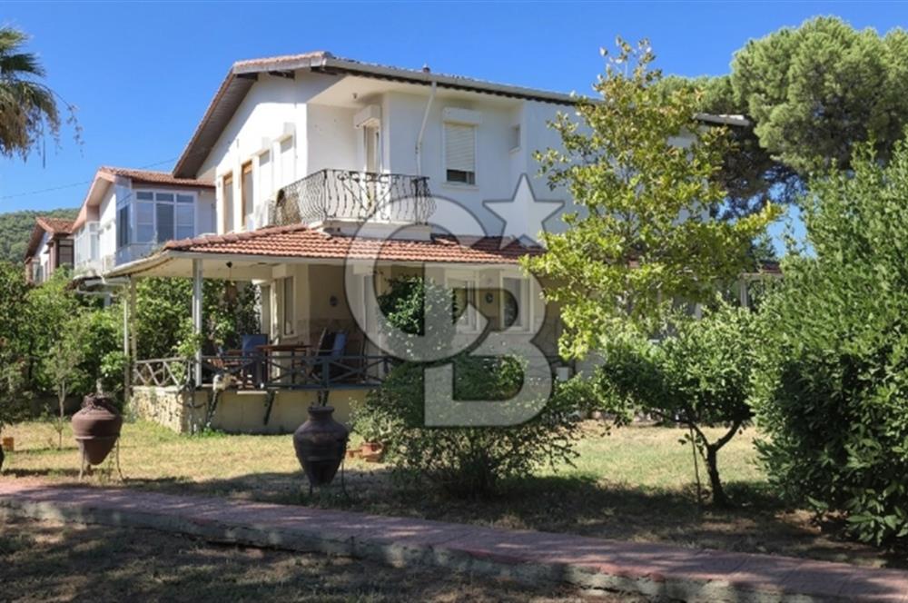 Cunda Üstünkent Sitesinde Özel Plajlı, Geniş Bahçeli Villa