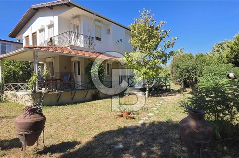 Cunda Üstünkent Sitesinde Özel Plajlı, Geniş Bahçeli Villa