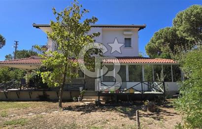 Cunda Üstünkent Sitesinde Özel Plajlı, Geniş Bahçeli Villa