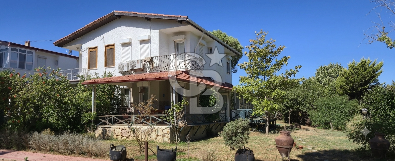 Cunda Üstünkent Sitesinde Özel Plajlı, Geniş Bahçeli Villa