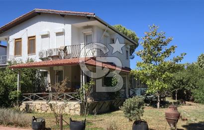 Cunda Üstünkent Sitesinde Özel Plajlı, Geniş Bahçeli Villa