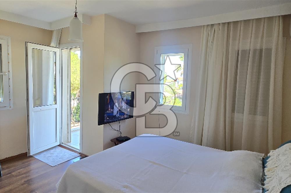 Cunda Üstünkent Sitesinde Özel Plajlı, Geniş Bahçeli Villa