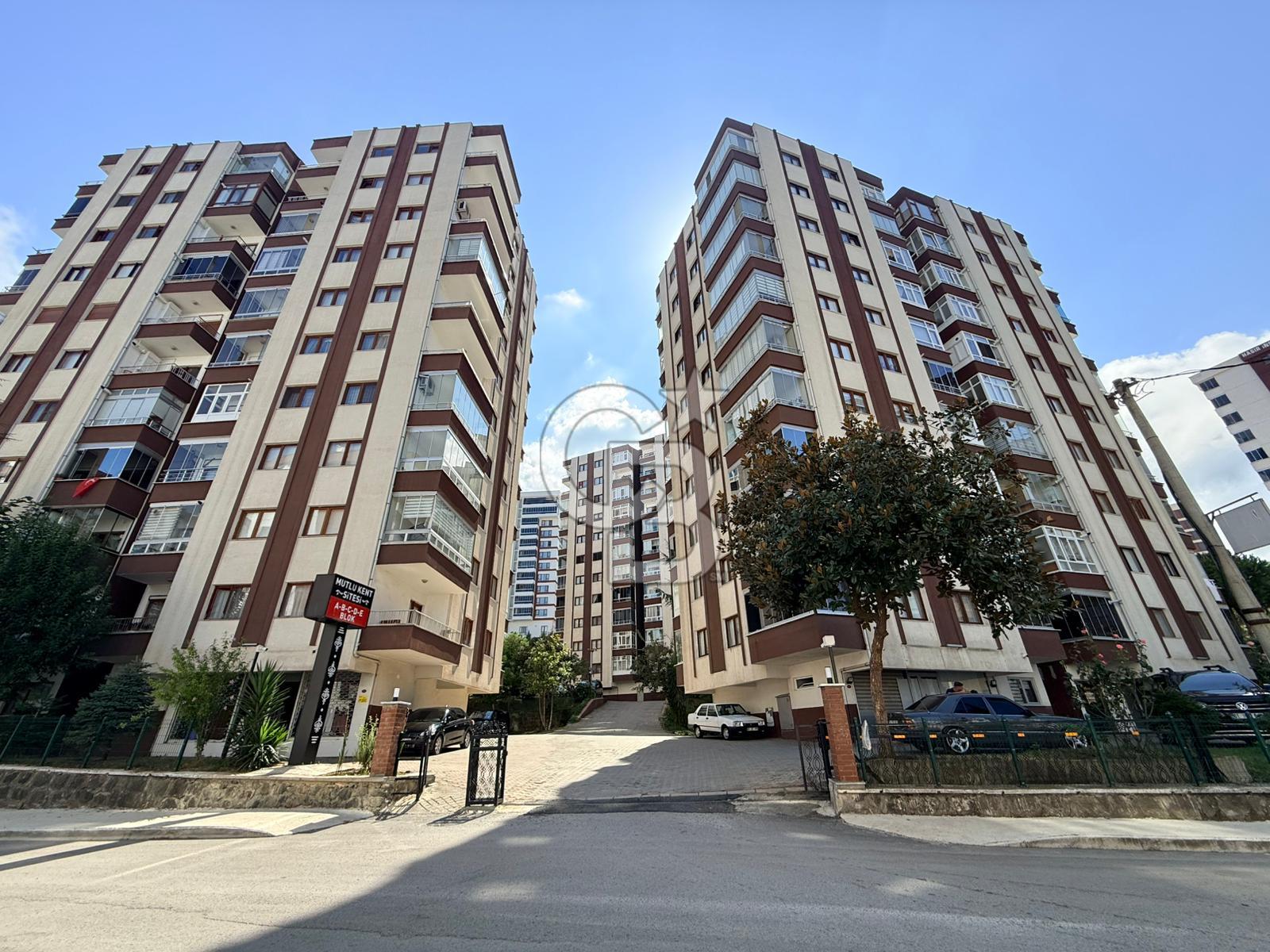 YILDIZLI 'da Deniz Manzaralı Muhteşem Konumlu 3+1 Fırsat Daire !