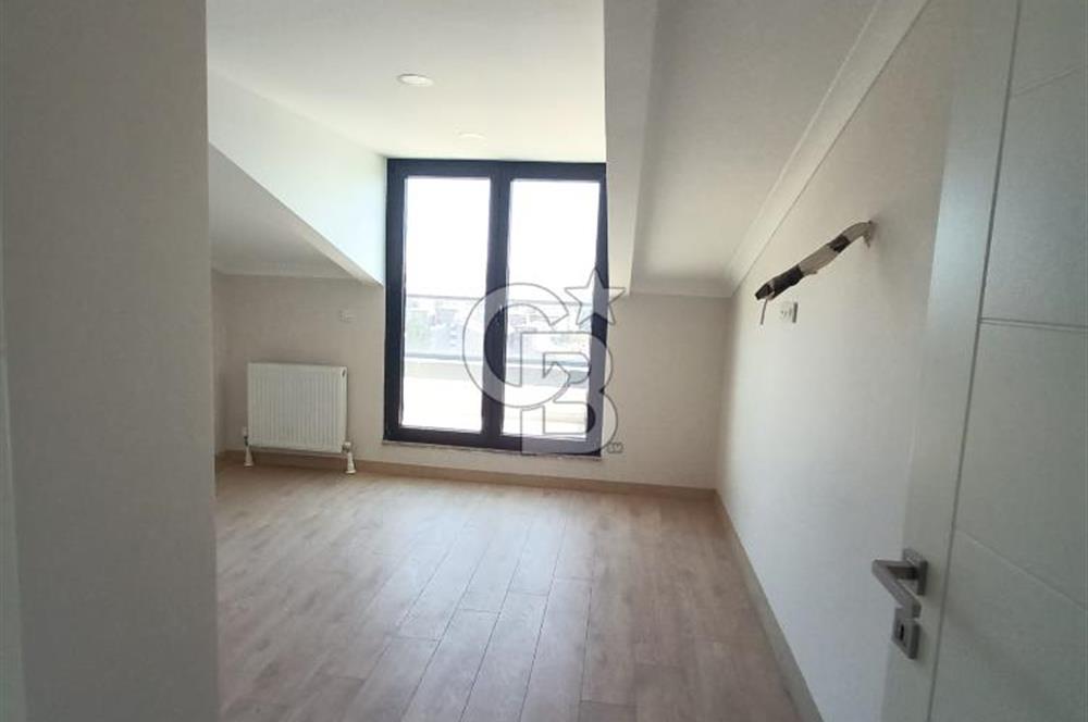Üsküdar Barbaros'ta Kiralık 3+2 Geniş Çatı Dubleksi